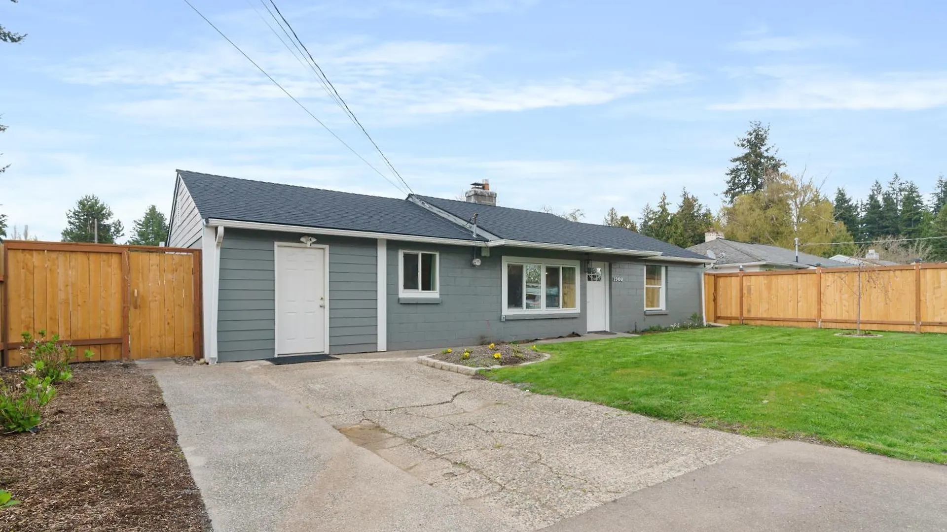 Cozy North Seattle Rambler With Spacious Yard